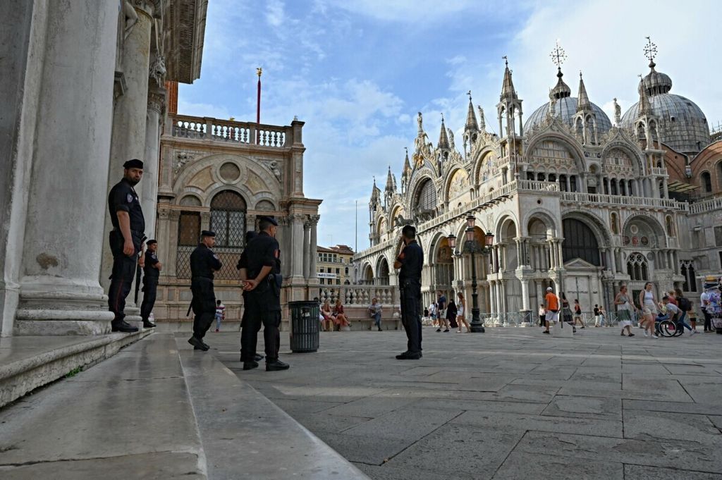 Polisi khusus Italia yang memiliki standar operasi militer, Carabinieri, siaga di Piazza San Marco, sehari menjelang pertemuan para menteri keuangan dan pimpinan bank sentral G20 di Venice, Italia, Kamis (8/7/2021). 