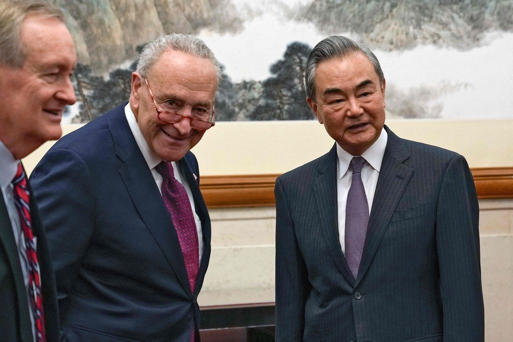 Pemimpin Mayoritas Senat AS Chuck Schumer (tengah) dan Senator AS Mike Crapo (kiri) bertemu dengan Menteri Luar Negeri China Wang Yi di Wisma Tamu Negara Diaoyutai di Beijing, China, Senin (9/10/2023). 