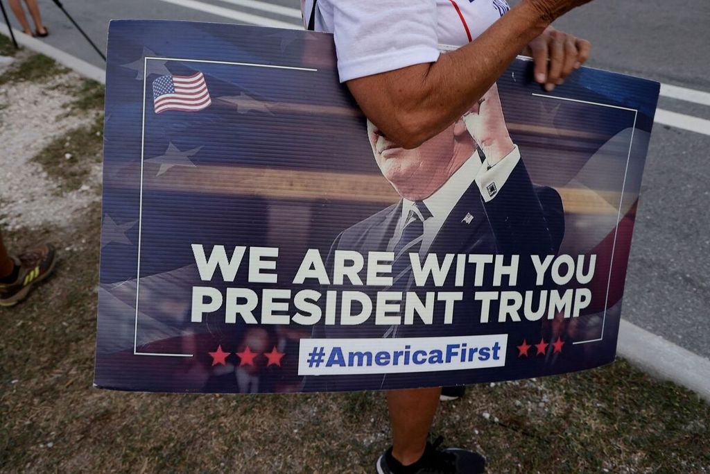 Pendukung Donald Trump di Palm Beach, Florida, Kamis (30/5/2024).