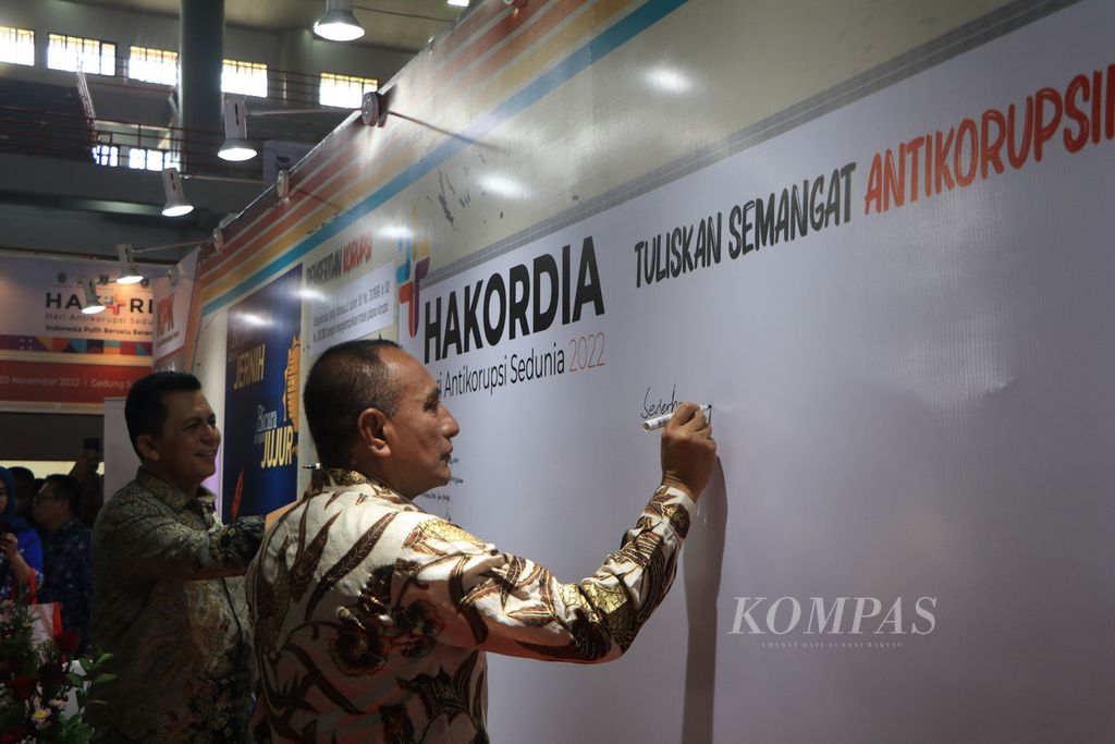 Gubernur Sumatera Utara Edy Rahmayadi menuliskan pesan antikorupsi saat menghadiri peringatan Hari Antikorupsi Sedunia di Gedung Serbaguna Sumatera Utara, Medan, Selasa (29/11/2022).
