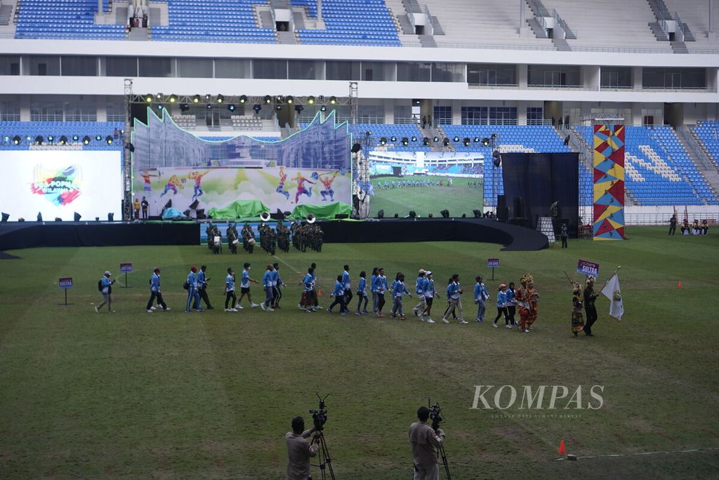 Suasana perayaan puncak Hari Olahraga Nasional Ke-39 yang dihadiri Wakil Presiden Ma'ruf Amin di Stadion Batakan Kota Balikpapan, Kalimantan Timur, Jumat (9/9/2022). Ini merupakan kegiatan Haornas pertama yg dilakukan terbuka selama pandemi di stadion berkapasitas 40.000 orang.