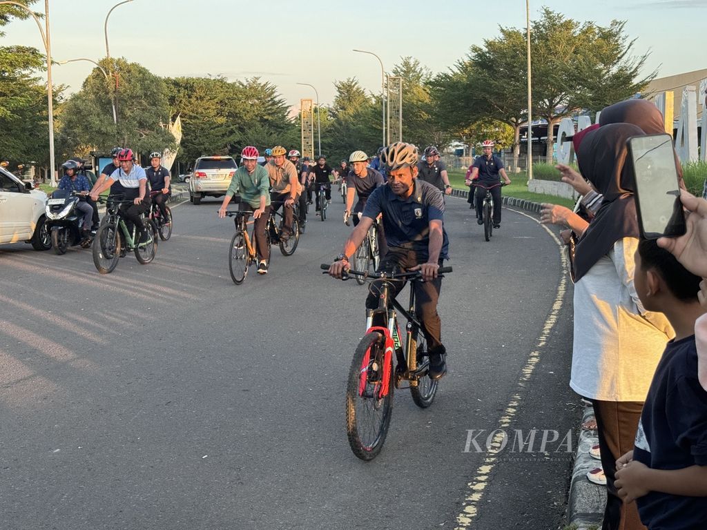 Presiden Joko Widodo dan rombongan bersepeda pagi di Kota Mataram, Nusa Tenggara Barat, Rabu (1/5/2024). Presiden berada di Kota Mataram dalam rangka kunjungan kerja di NTB.