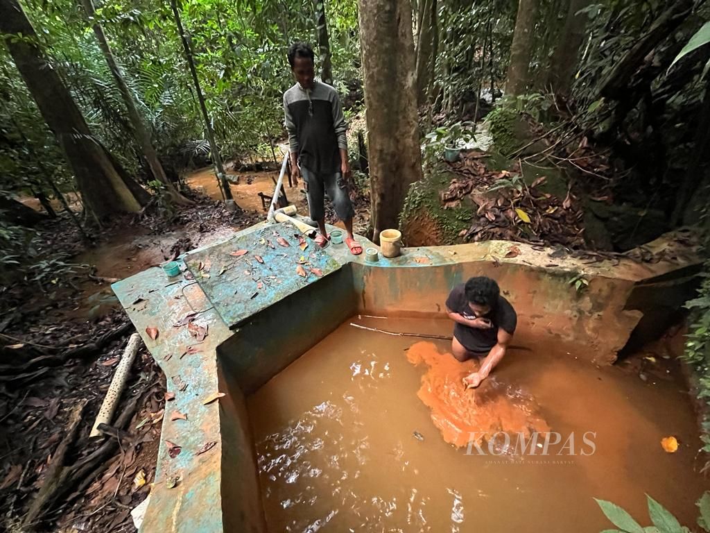 Residents show one of the sources of spring water filled with mud in Dompo-dompo Village, Southeast Wawonii, Konawe Islands, on Sunday (28/5/2023). This condition is suspected to be due to nickel mining activities in the surrounding environment. Residents are demanding that mining activities be stopped as they have caused suffering for the community.