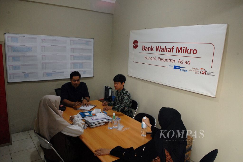 Bank Wakaf Mikro mengucurkan pinjaman tanpa bunga kepada para pelaku usaha mikro, kecil, dan menengah di kawasan Seberang Kota,, Jambi, Kamis (20/7/2023).