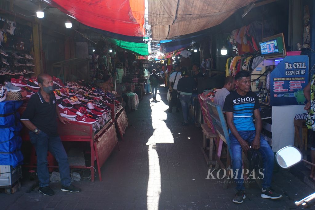 Suasana di salah satu lorong pertokoan di Pasar 45, Manado, Sulawesi Utara, Senin (15/5/2023).