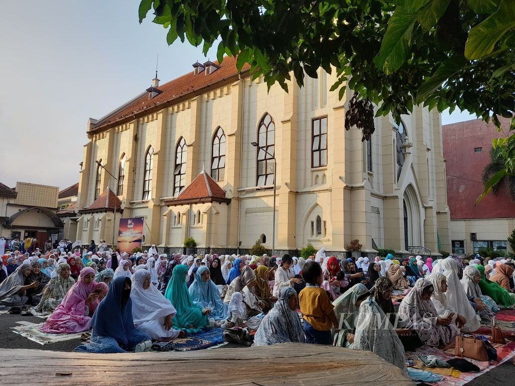 Umat Islam melaksanakan shalat Idul Fitri, Sabtu (22/4/2023), di halaman Gereja Hati Kudus Yesus, kawasan Kayutangan, Kota Malang, Jawa Timur.