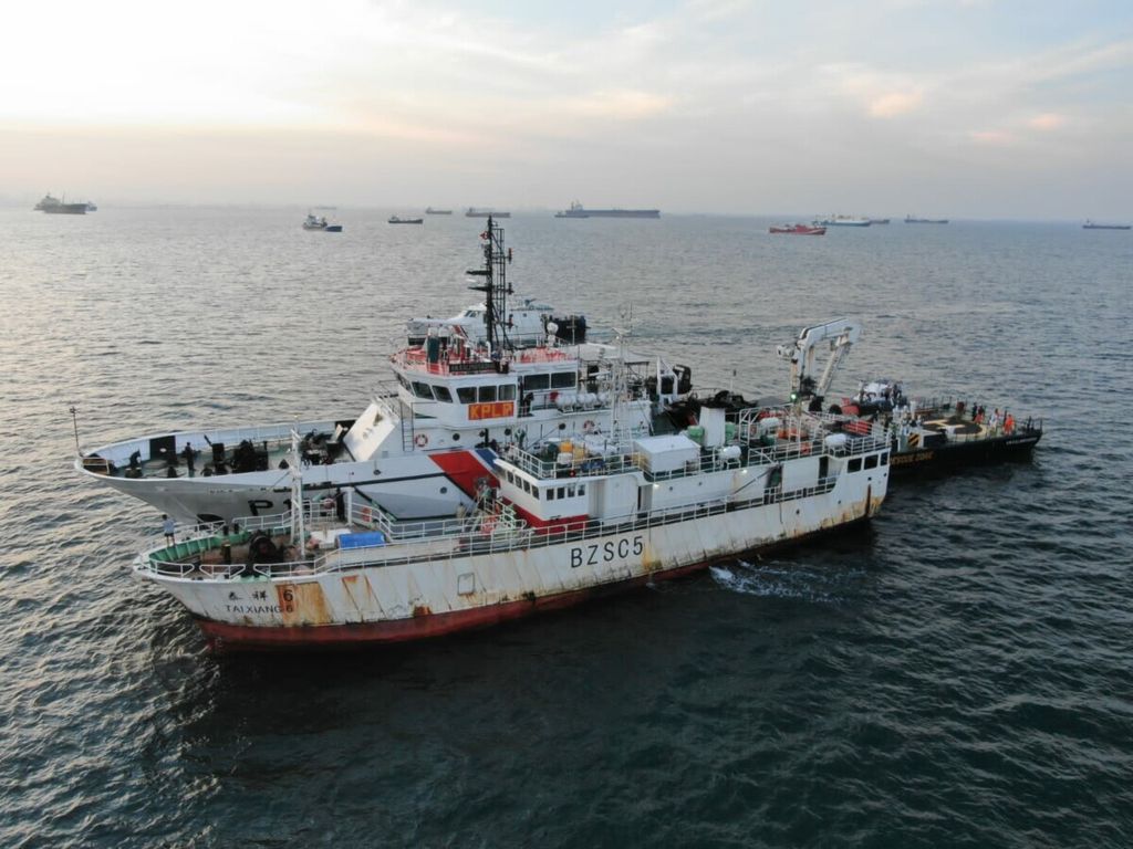 Kapal Negara (KN) Kalimashada P-115 menjemput jenazah Riki Samosir (28) dari kapal ikan berbendera China, Taixiang 6, di perairan Batam, perbatasan antara Indonesia dan Singapura, Rabu (21/7/2021).