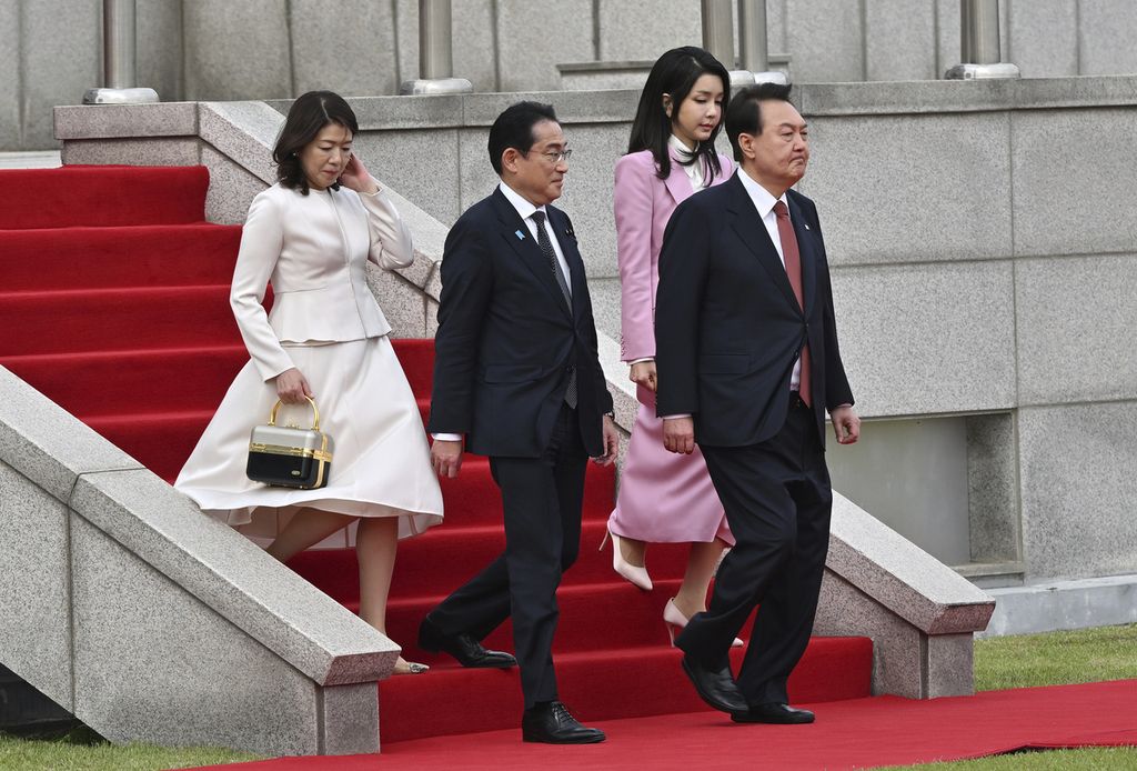 Perdana Menteri Jepang Fumio Kishida (kedua dari kiri), dan istrinya, Yuko Kishida (kiri), menghadiri upacara penyambutan bersama Presiden Korea Selatan Yoon Suk Yeol dan istrinya, Kim Keon Hee, di kantor kepresidenan di Seoul, Korsel, Minggu (7/5/2023). 