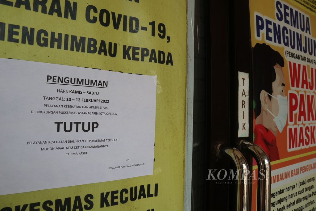 Suasana Puskesmas Astanagarib di Kota Cirebon, Jawa Barat, yang ditutup sementara setelah sejumlah tenaga kesehatan terkonfirmasi positif Covid-19. Selain Astanagarib, Puskesmas Kesambi, Drajat, dan Larangan juga ditutup sementara.