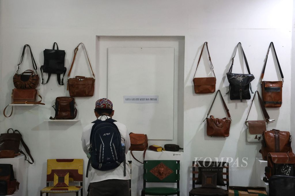 Bermacam produk kerajinan karya guru SMK ditampilkan dalam pameran Gelar Karya di Museum Benteng Vredeburg, Yogyakarta, Senin (28/11/2022). Pameran ini menampilkan lebih dari 400 karya yang dibuat oleh 221 guru produktif SMK bidang seni dan ekonomi kreatif. 