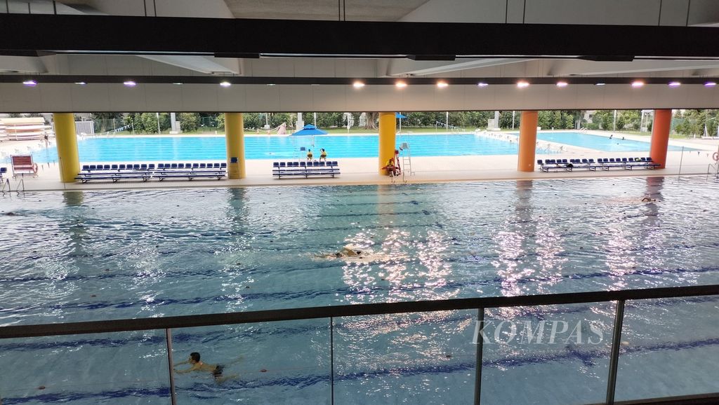 Fasilitas olahraga di National University of Singapore (NUS) tersedia untuk mahasiswa. Terlihat dua kolam renang berstandar Olimpiade di kampus NUS Kent Ridge, Singapura. 