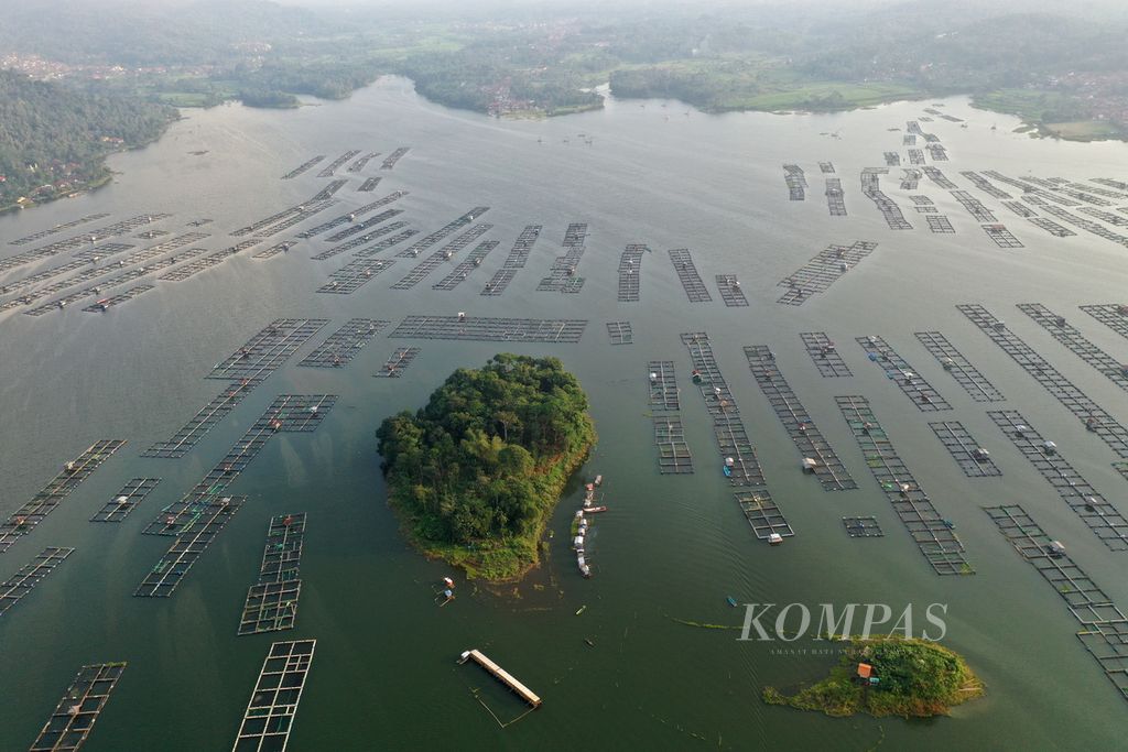 Foto udara keramba jaring apung di Waduk Darma, Kecamatan Darma, Kabupaten Kuningan, Jawa Barat, Kamis (2/5/2024). Terdapat 300 warga desa yang berprofesi sebagai pembudidaya ikan dengan keramba jaring apung di Waduk Darma yang dimulai sejak 1994. 