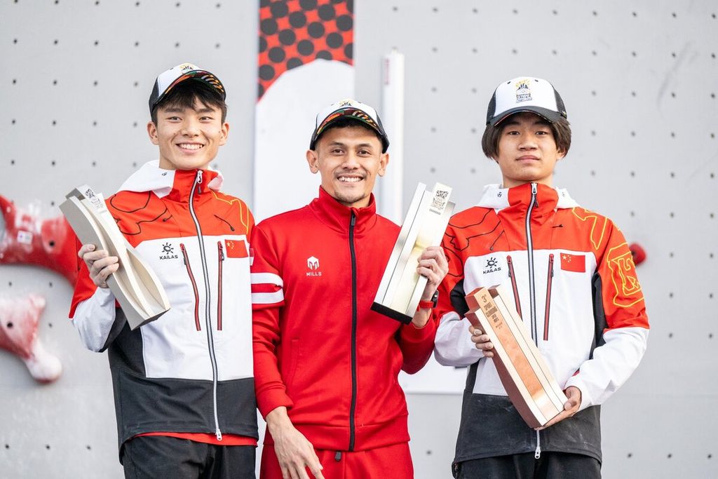 Pemanjat tebing putra Indonesia nomor <i>speed</i>, Veddriq Leonardo, menjuarai Seri Kualifikasi Olimpiade di Shanghai, China, Sabtu (18/5/2024). Veddriq berpeluang besar lolos Olimpiade Paris 2024 setelah menjadi yang tercepat dengan finis 4,83 detik.