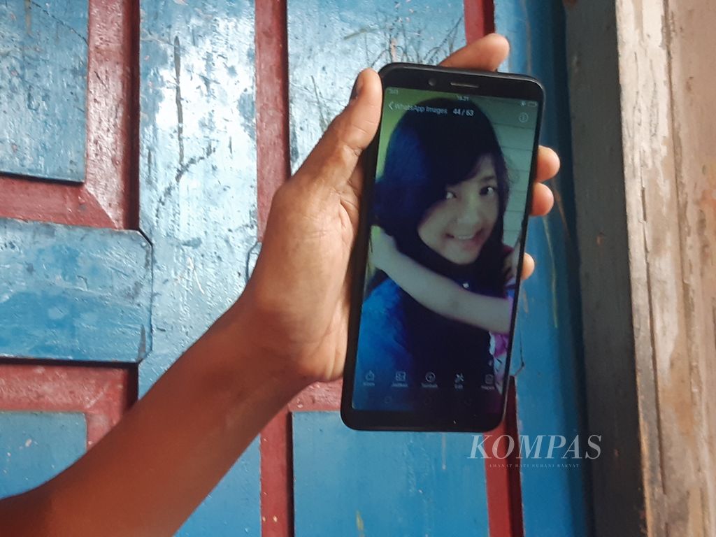 Marliyana (33), Vina's older sister, shows a photo of her sister at their home on Captain Samadikun Street in Cirebon City, West Java, on Tuesday (14/5/2024). Vina was a student who became a victim of murder and rape in 2016.