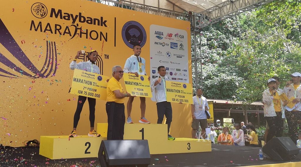 PT Bank Maybank Indonesia Tbk (Maybank Indonesia) menggelar Maybank Marathon 2022, ajang lari maraton internasional, di Bali. Suasana dalam penyerahan medali dan hadiah lomba untuk kategori maraton nasional putra, yang menghadirkan Chairman Maybank Group and Maybank Foundation Tan Sri Dato' Sri Zamzamzairani Mohd Isa (kiri, depan). 