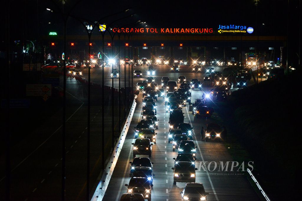 A queue of vehicles after they crossed the Kalikangkung Toll Gate, Semarang City, Central Java, Sunday (7/4/2024).
