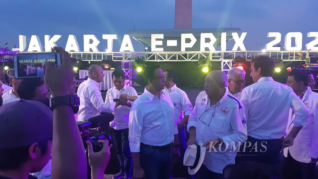 Gubernur DKI Jakarta Anies Baswedan seusai mengumumkan Jakarta sebagai salah satu tuan rumah ajang balap Formula E di kawasan Monas, Jakarta, Jumat (20/9/2019).