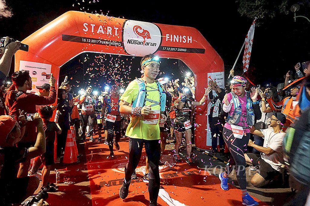 Sebanyak 224 pelari berpartisipasi dalam ajang lari ultramaraton NusantaRun Chapter 5 yang digelar pada Jumat-Minggu (15-17/12). Ajang lari menempuh jarak 127,9 kilometer (Purwokerto-Wonosobo), serta jarak  62,4 km itu ditujukan untuk  menggalang donasi bagi peningkatan pendidikan. Tampak pada gambar, para peserta melakukan start di Kantor Bupati Banyumas, Purwokerto, Jumat (15/12) malam.