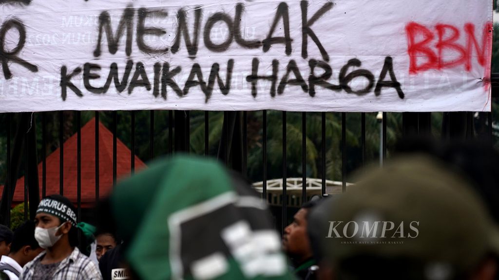 Salah satu spanduk yang dipasang aktivis dari Himpunan Mahasiswa Islam (HMI) di pagar depan depan komplek DPR, Jakarta, ketika menggelar aksi, Senin (29/8/2022). Mereka menggelar aksi penolakan kenaikan bahan bakar minyak bersubsidi dan meminta DPR mendengar suara masyarakat akan hal tersebut. Mereka juga menyuarakan solusi terkait rencana ini dengan memperbaiki terlebih dahulu ekonomi masyarakat yang belum sepenuhnya membaik setelah pandemi. Selain itu mereka juga meminta alokasi pendapatan dari kenaikan harga sumber daya alam di pasar global, seperti batubara dan sawit, untuk mengisi pemenuhan subsidi bagi bahan bakar. 