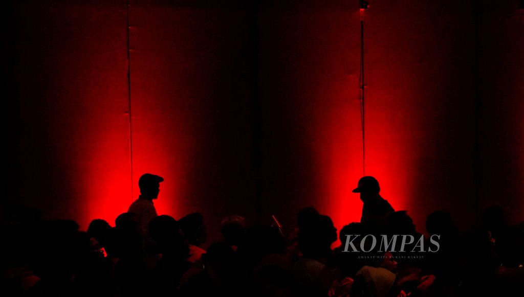 Siluet para kader Partai Solidaritas Indonesia saat acara Konser Ojo Rungkad yang digelar Partai Solidaritas Indonesia di Djakarta Theater, Jakarta, Selasa (24/10/2023). 