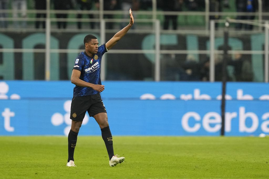 Pemain Inter Milan Denzel Dumfries melakukan selebrasi setelah mencetak gol yang menyamakan kedudukan dalam pertandingan Liga Italia antara Inter Milan dan Fiorentina di Stadion Giuseppe Meazza, Milan, Minggu (20/3/2022) dini hari WIB. Pertandingan berakhir imbang 1-1. 