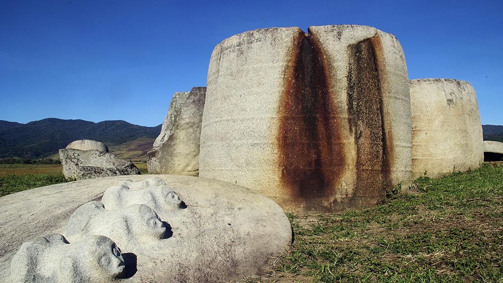 Peninggalan megalitik berupa kalamba di Situs Megalitik Pokekea, Desa Hangira, Kecamatan Lore Tengah, Kabupaten Poso, Sulawesi Tengah, Minggu (17/9). Benda purbakala tersebut diperkirakan telah ada sejak 2.500 tahun sebelum Masehi.