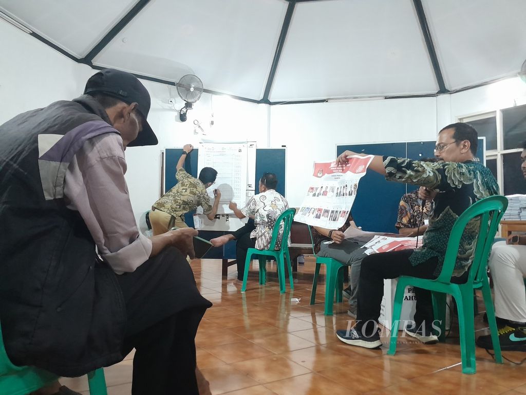 Suasana penghitungan suara anggota DPD oleh Kelompok Penyelenggara Pemungutan Suara di TPS 039 Kelurahan Jurangmangu Timur, Pondok Aren, Tangerang Selatan, Banten, yang berakhir Kamis (15/2/2024) dini hari.