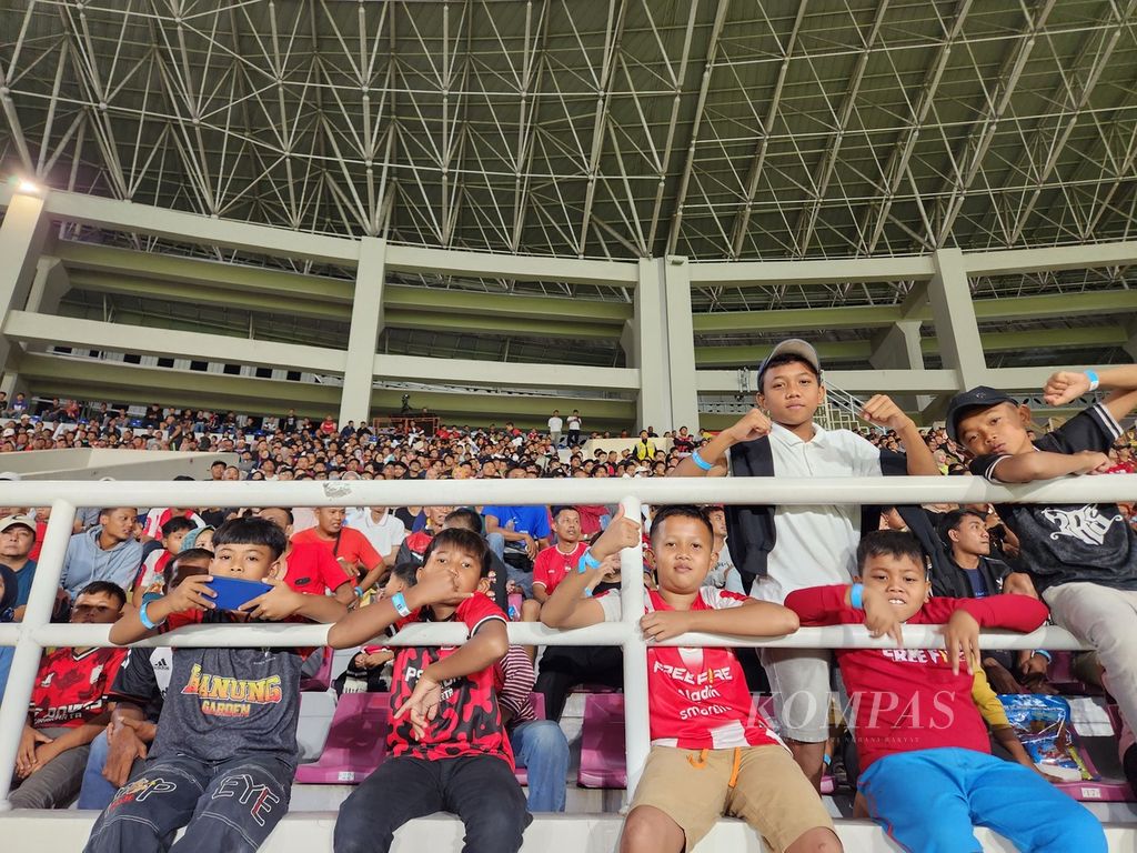 Anak-anak pendukung Persis Solo menyaksikan dari tribune dalam laga perebutan tempat ketiga Piala Presiden 2024 antara Persis Solo dan Persija Jakarta di Stadion Manahan, Kota Surakarta, Jawa Tengah, Sabtu (3/8/2024). Laga itu dimenangi Persis Solo dengan skor akhir 1-0. 