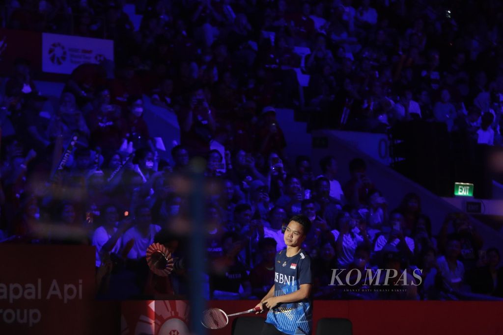 Indonesian badminton men's singles player, Anthony Sinisuka Ginting, enters the court to compete against Denmark's men's singles player, Viktor Axelsen, in the final match of the 2023 Indonesia Open at Istora Gelora Bung Karno, Jakarta, on Sunday (18/6/2023).