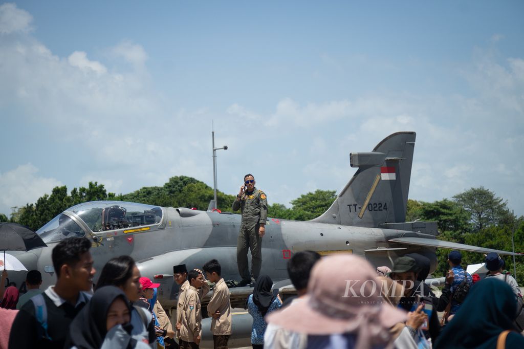 Seorang prajurit TNI Angkatan Udara menerima panggilan telepon di sela-sela acara static show di Pangkalan Udara Hang Nadim, Batam, Kepulauan Riau, Kamis (29/2/2024).