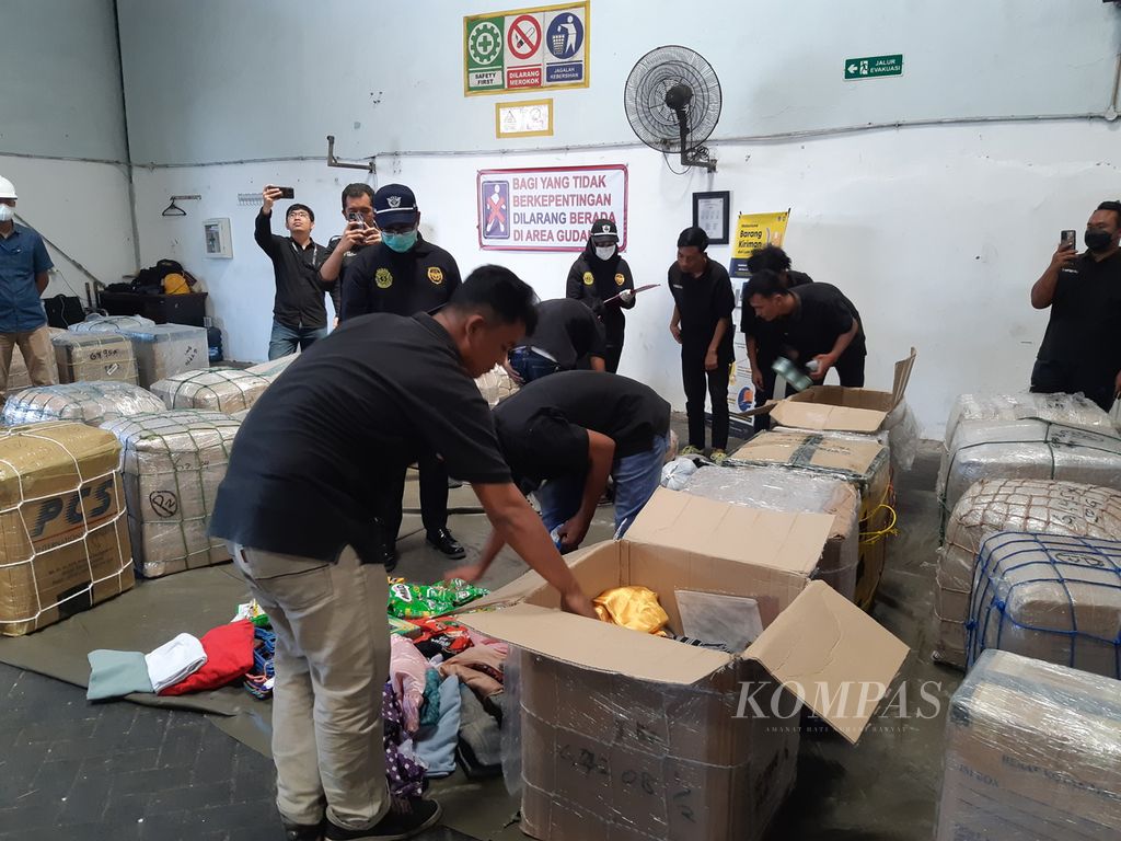 Officials at the temporary storage site of Indra Jaya Swastika in Surabaya, East Java, unpacked the packages of Indonesian migrant worker shipments after they were designated as "red lane". Items that are categorized as red lane must be inspected through document research and physical examination of the goods.