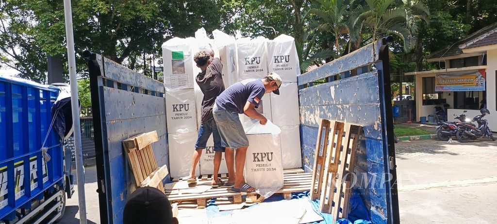 Petugas menata logistik Pemilu 2024 untuk dipindahkan dari kecamatan ke kelurahan di Kecamatan Kedungkandang, Kota Malang, Jawa Timur, Senin (12/2/2024), sebelum didistribusikan ke kelurahan.