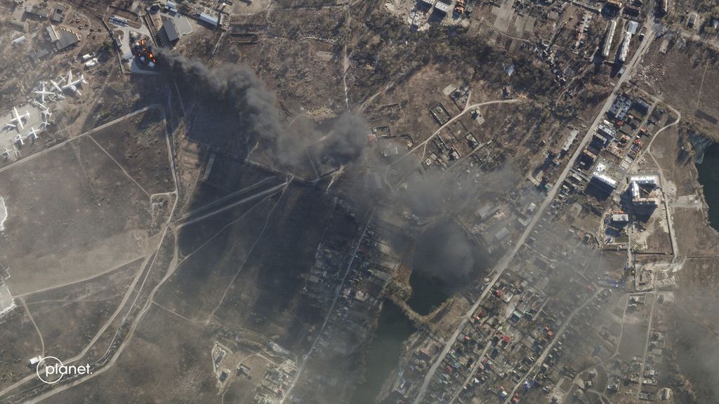 Foto citra satelit yang diberikan oleh Planet Labs PBC memperlihatkan depot minyak Bandara Antonov di Hostomel, Ukraina, Jumat (11/3/2022), terbakar selama berlangsung serangan Rusia. 