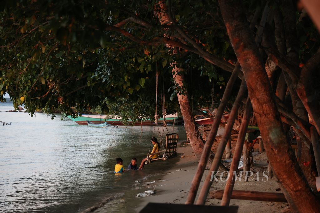 Tourists enjoy the twilight atmosphere at Alang-alang Beach, Karimunjawa, Jepara, Central Java, Tuesday (16/4/2024).