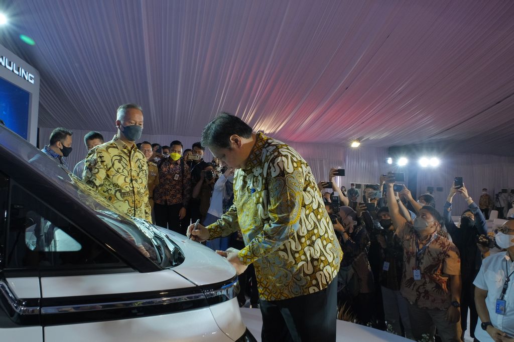 Menteri Koordinator Bidang Perekonomian Republik Indonesia, Airlangga Hartarto, menandatangani Wuling Air ev yang diproduksi perdana di Indonesia di kompleks pabrik Wuling Motors Indonesia di Cikarang, Kabupaten Bekasi, Jawa Barat, Senin (8/8/2022).