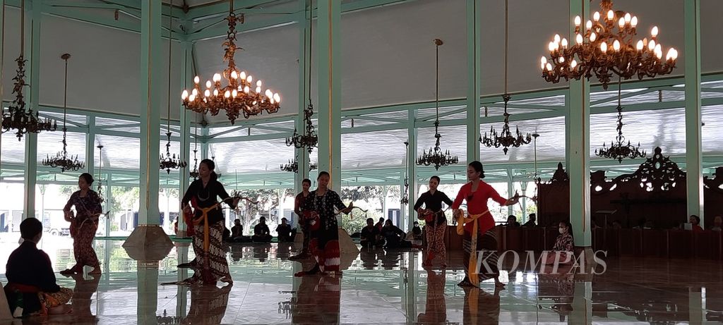 Para penari berlatih tarian Bedhaya Anglir Mendung di Pura Mangkunegaran, Surakarta, Jawa Tengah, Rabu (2/3/2022). Tarian itu merupakan salah satu persiapan yang dilakukan menyambut upacara penobatan Mangkunegara X, Sabtu (12/3/2022).