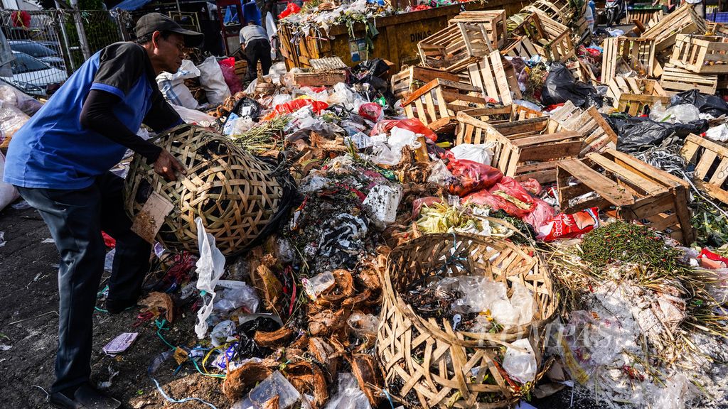 Petugas kebersihan pasar saat membuang sampah di tempat pembuangan sementara (TPS) kawasan Pasar Anyar, Kota Bogor, Jawa Barat, Sabtu (28/8/2021). 