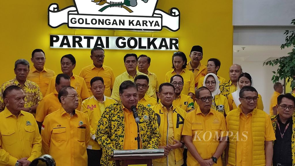 Ketua Umum Partai Golkar Airlangga Hartarto memberikan keterangan pers seusai Rapat Pleno di Kantor DPP Partai Golkar, Jakarta (10/3/2024). Golkar terbilang sukses dalam Pemilu 2024 ini.