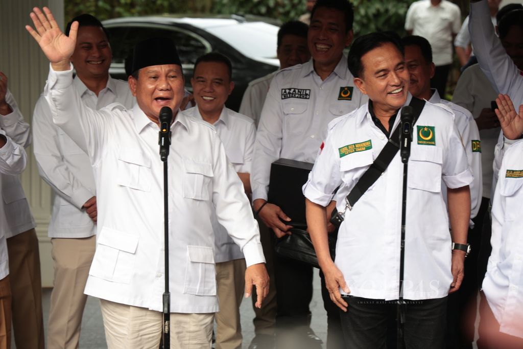 Ketua Umum Partai Gerindra Prabowo Subianto (kiri) menggelar konferensi pers setelah menerima kunjungan Ketua Umum Partai Bulan Bintang (PBB) Yusril Ihza Mahendra di kediaman Prabowo Jalan Kertanegara, Jakarta, Kamis (6/3/2023). Pertemuan kedua tokoh itu membicarakan penjajakan koalisi dalam Pemilu 2024 serta isu-isu strategis lainnya. 