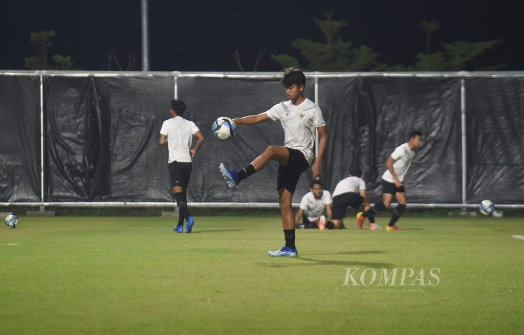 Pemain timnas Indonesia U-17 sesaat sebelum latihan resmi laga Piala Dunia U-17 di kawasan Stadion Gelora Bung Tomo, Surabaya, Selasa (7/11/2023). 