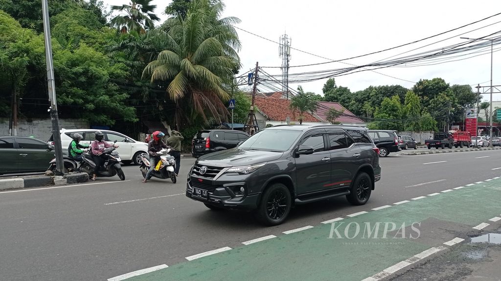 Kendaraan hendak putar balik di Jalan Penjernihan I, Bendungan Hilir, Jakarta Pusat, Minggu (12/2/2023) sore.