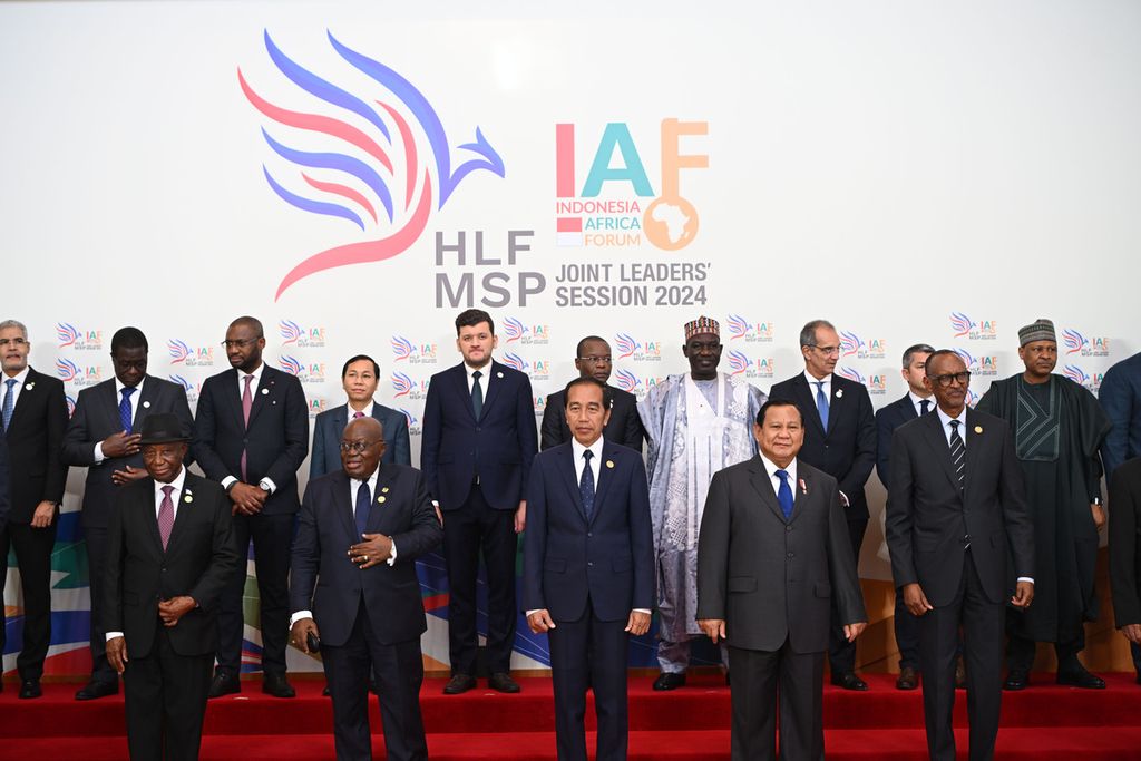 Presiden Joko Widodo (tengah-depan) dan presiden terpilih Prabowo Subianto (kedua dari kanan-depan) berpose untuk foto bersama dengan Presiden Liberia Joseph N Boakai (kiri-depan), Presiden Ghana Nana Addo Dankwa Akufo-Addo (kedua dari kiri-depan), dan Presiden Rwanda Paul Kagame (kanan) selama Sesi Bersama Pemimpin Forum Indonesia-Afrika (IAF) II dan Forum Tingkat Tinggi tentang Kemitraan Multi-Pemangku Kepentingan (HLF MSP) di Nusa Dua, Bali, pada hari Senin (2/9/2024). IAF II-HLF MSP menyelenggarakan 12 acara paralel dan 17 acara sampingan, dihadiri oleh 24 negara peserta.