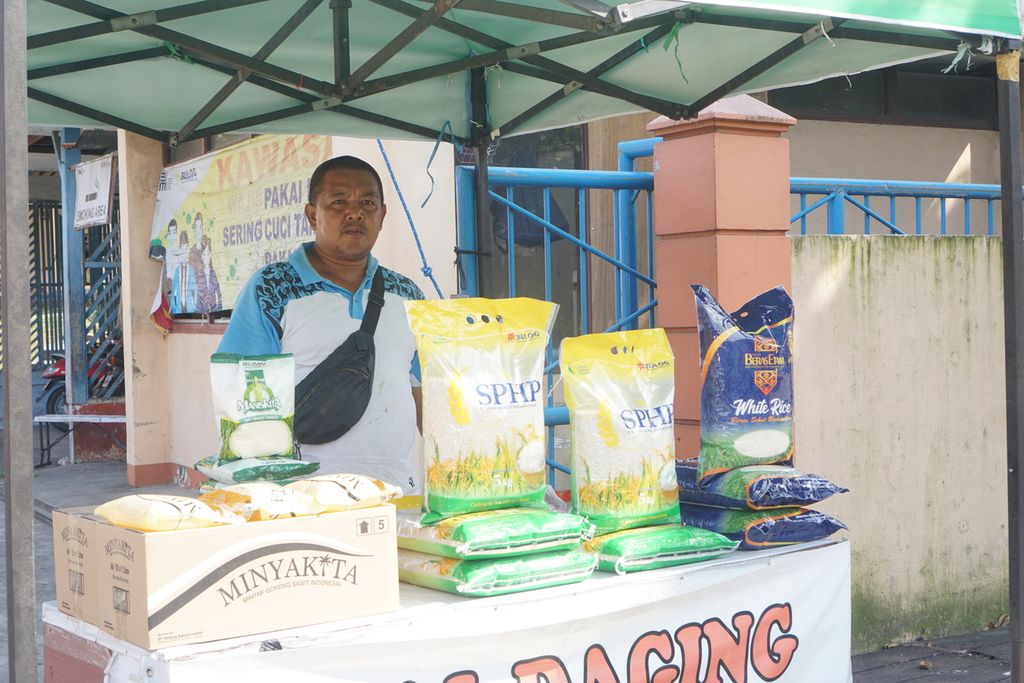Mitra Bulog menjajakan beras Stabilisasi Pasokan dan Harga Pangan di depan gudang milik Bulog Kalimantan Timur-Kalimantan Utara di Kota Balikpapan, Kaltim, Rabu (6/9/2023).