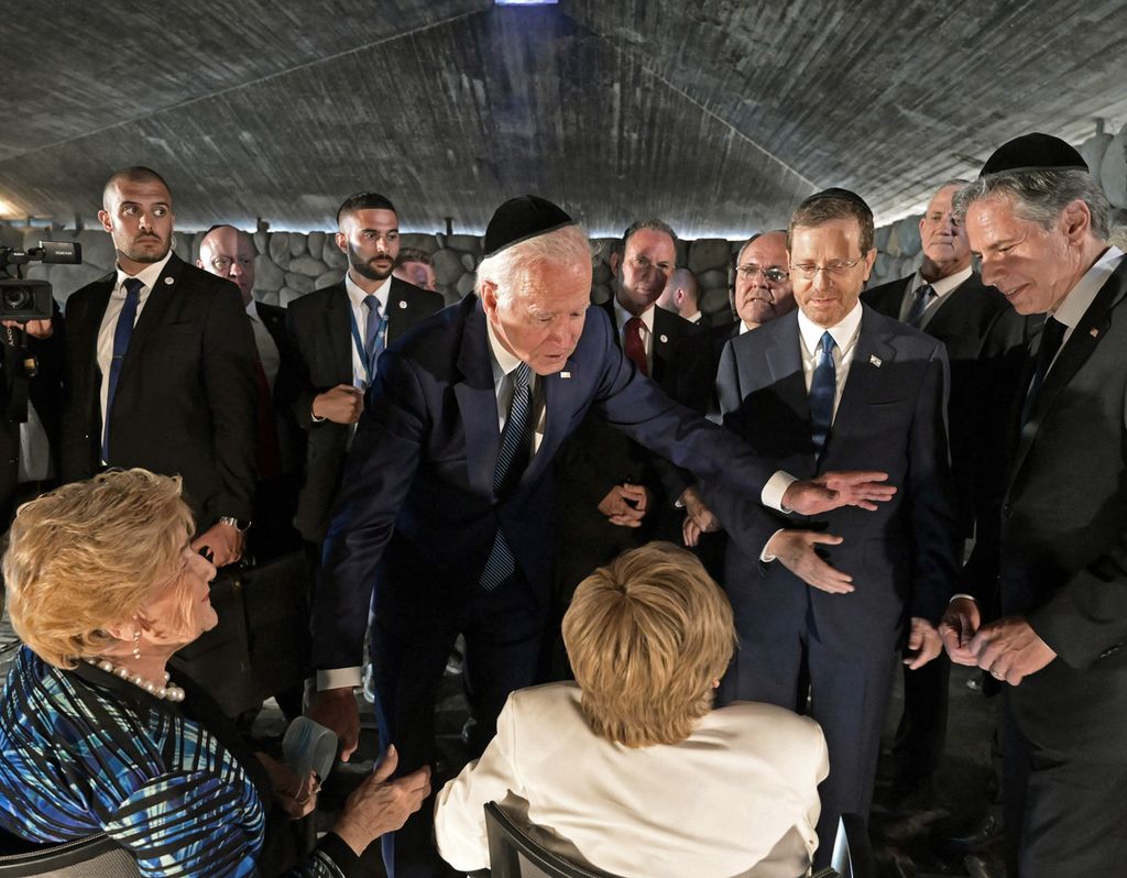 Presiden AS Joe Biden (tengah) berbicara pada para penyintas Holocaust bersama Menteri Luar Negeri AS Antony Blinken (kanan) dan Presiden Israel Isaac Herzog (kedua dari kanan) di Hall of Remembrance of Yad Vashem Holocaust Memorial di Jerusalem, Israel, 13 Juli 2022.  