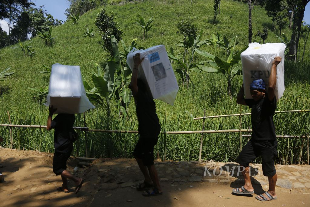 Petugas membawa logistik Pemilu 2024 dari Panitia Pemungutan Suara (PPS) Desa Kanekes, Leuwidamar, Lebak, Banten, menuju TPS 016 di Kampung Cipaler Baduy Luar, Selasa (13/2/2024). Berdasar KPU Lebak, pada pemilu kali ini terdapat 27 TPS di Desa Kanekes.