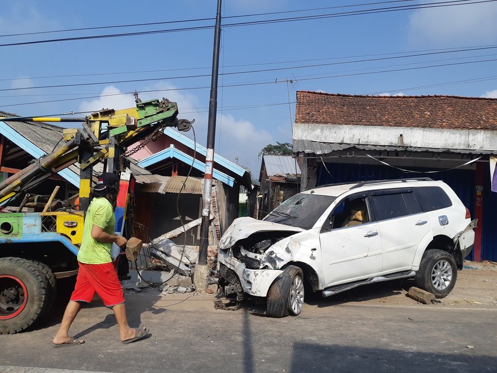 Ilustrasi: Sebuah mobil menabrak rumah di Jalan Raya Baturraden, Banyumas, Jawa Tengah, Kamis (26/9/2019) pagi. Satu orang tewas dalam kecelakaan ini. Tampak mobil sedang dievakuasi oleh mobil derek.