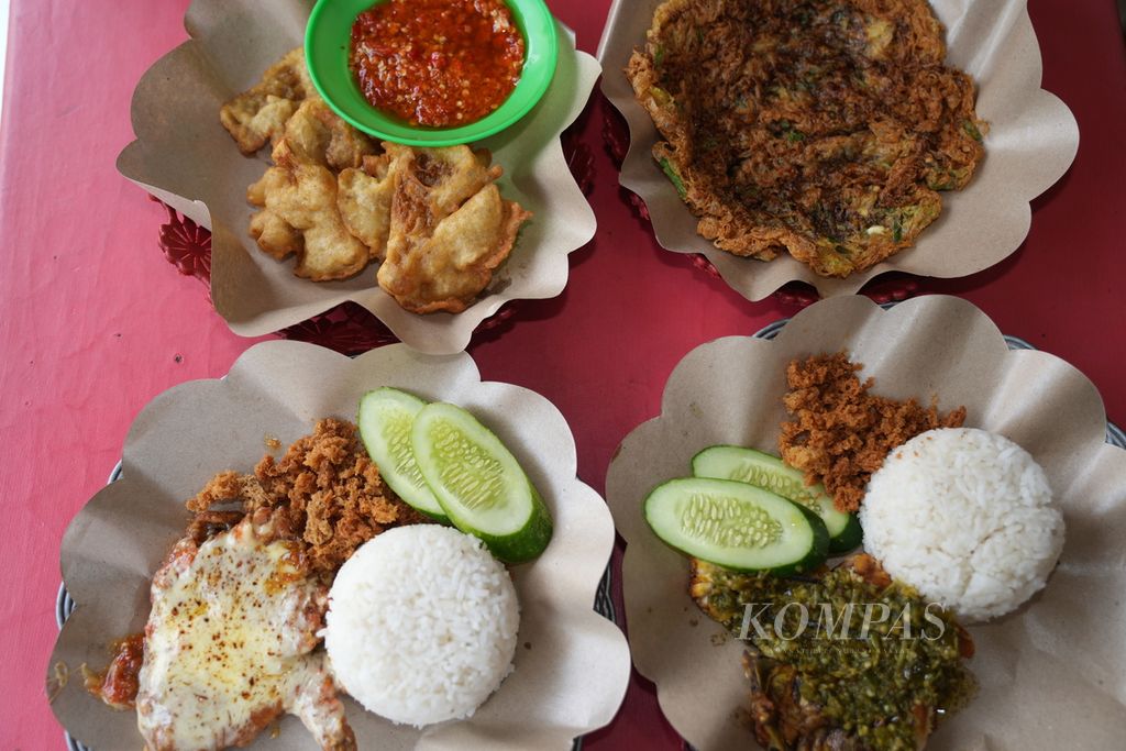  Nasi ayam geprek mozarella (kiri) dan nasi ayam geprek sambel ijo di Mie Ayam Sapi Pedes Sedep di Jalan Abuserin, Gandaria Selatan, Cilandak, Jakarta Selatan, Rabu (7/8/2024). Rata-rata sebanyak 200 porsi mi ayam terjual di Mie Ayam Sapi Pedes Sedep yang sudah berdiri sejak 2018 tersebut. Kuliner bermunculan di sekitar Stasiun MRT Cipete dalam dua tahun terakhir.