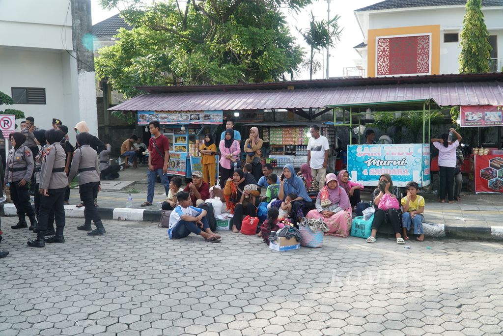 Pengunjuk rasa menunggu bus yang akan memulangkan mereka dari Masjid Raya Sumatera Barat Kota Padang, Sumbar, Sabtu (5/8/2023) sore. Aparat memulangkan paksa 1.000 lebih warga Nagari Air Bangis, Kecamatan Sungai Beremas, Pasaman Barat, Sumbar, yang berunjuk rasa sejak Senin (31/7/2023).