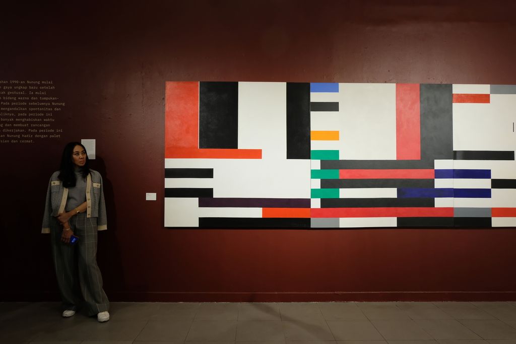 Direktur D Gallerie Esti Nurjadin berdiri di samping lukisan berjudul "Verzon" karya pelukis Nunung WS di Galeri Nasional, Jakarta, Rabu (7/6/2023). Lukisan ini dipajang pada pameran bertajuk "The Spirit Within" di Gedung A Galeri Nasional. Pameran diselenggarakan pada 8-26 Juni 2023 dan menampilkan setidaknya 31 lukisan karya lama dan baru Nunung.
