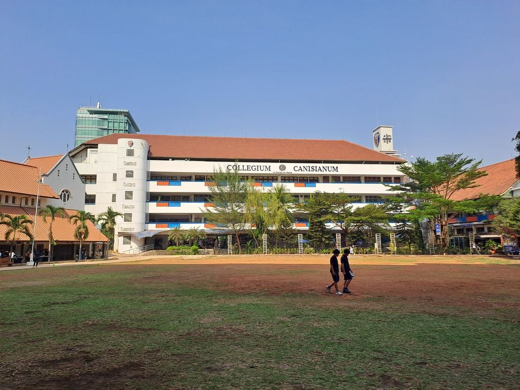 Siswa berjalan di lapangan sepak bola SMP Kanisius, Jakarta, Rabu (18/10/2023).